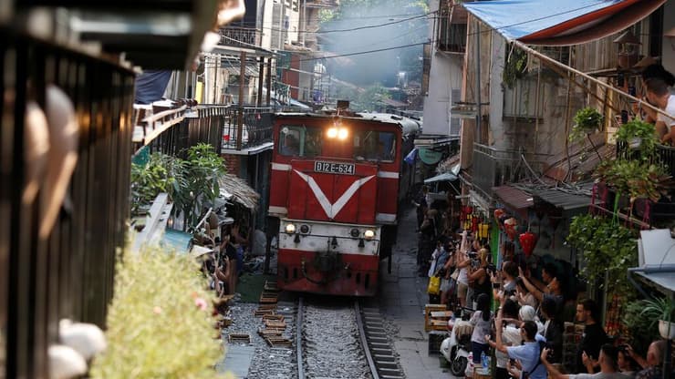 האנוי מסילת רכבת בתי קפה תיירים וייטנאם
