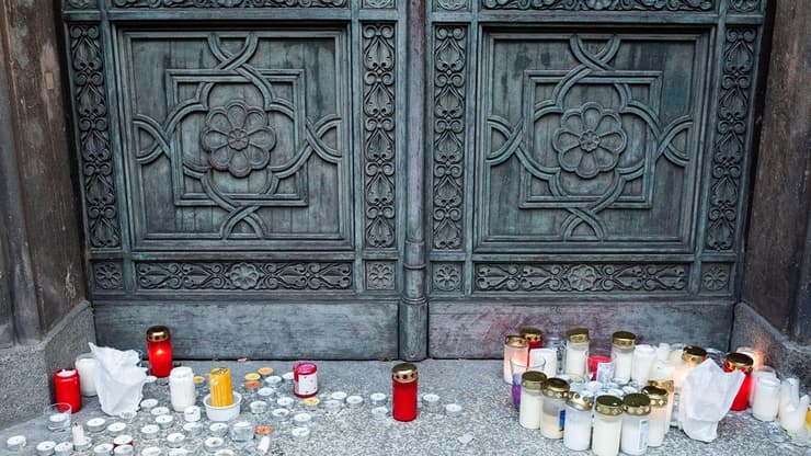 גרמניה ברלין מניחים פרחים ב בית כנסת יום אחרי פיגוע האלה יהודים אנטישמיות