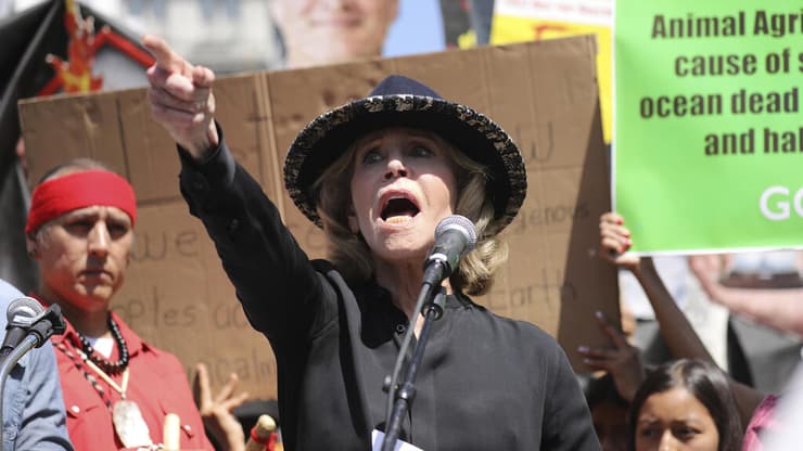ג'יין פונדה מפגינה למען שינוי מדיניות האקלים