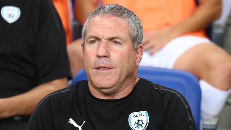 ניר לוין על הספסל