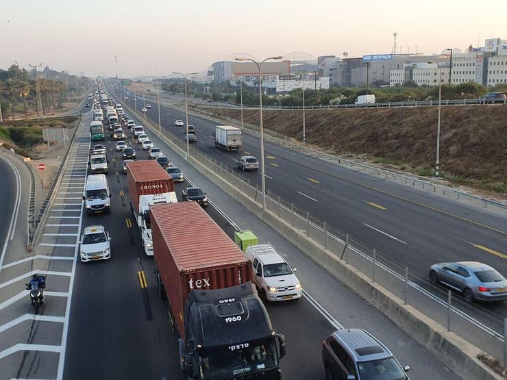 עומסים כבדים בעקבות "נתיב פלוס" בכביש החוף סמוך לנתניה