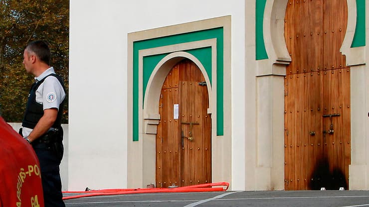 צרפת ירי מסגד בעיר באיון