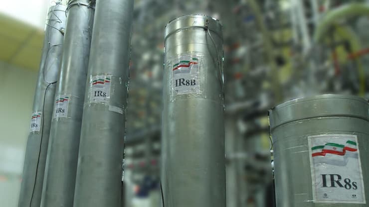 צנטריפוגה צנטריפוגות מתקדמות מסוג IR-8   ב מתקן העשרת ה אורניום ב נתנז איראן 