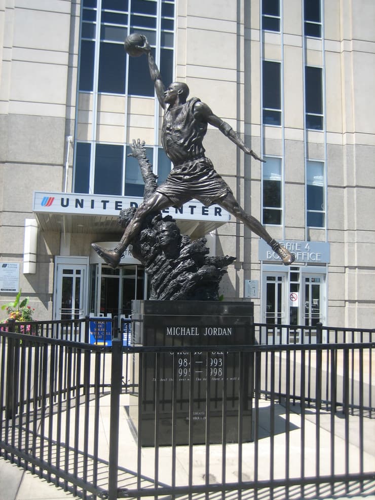 פסל מייקל ג'ורדן שיקגו