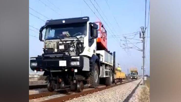 כלי הנדסי של החברה הספרדית האחראית על חשמול הקו נתקע על מסילת הרכבת בין ירושלים לנתב"ג