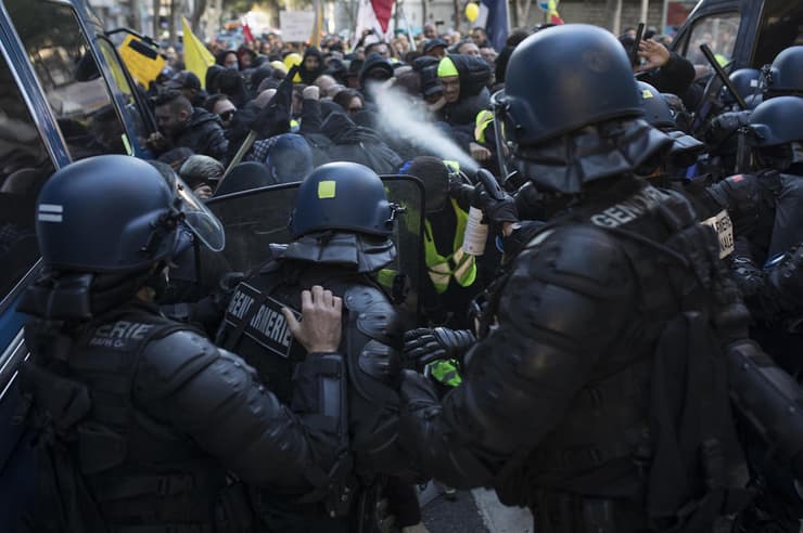 הפגנה מחאת האפודים הצהובים ב פריז שנה של הפגנות צרפת