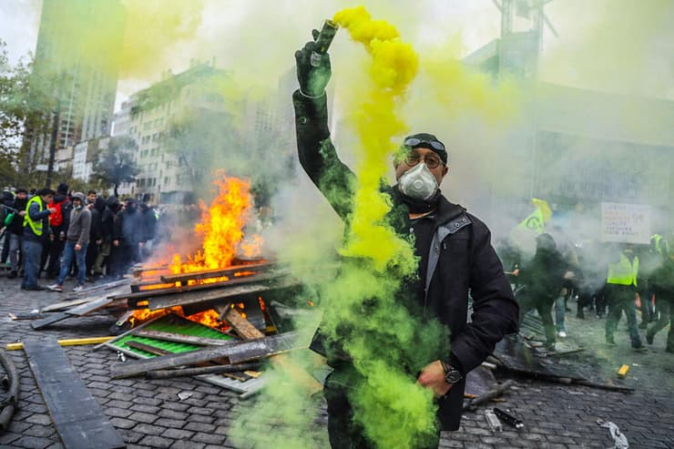 הפגנה מחאת האפודים הצהובים ב פריז שנה של הפגנות צרפת