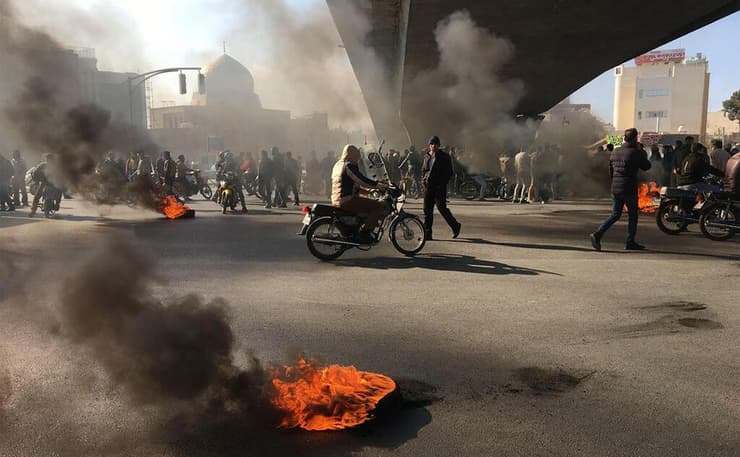 מחאה הפגנות הפגנה נגד מחיר מחירי דלק עיר אספהאן איראן