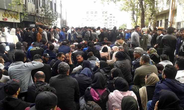 מחאה הפגנות הפגנה נגד מחיר מחירי דלק עיר אספהאן איראן