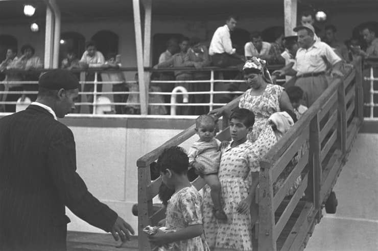 פריץ כהן משפחת עולים חדשים ממרוקו בנמל חיפה 1954