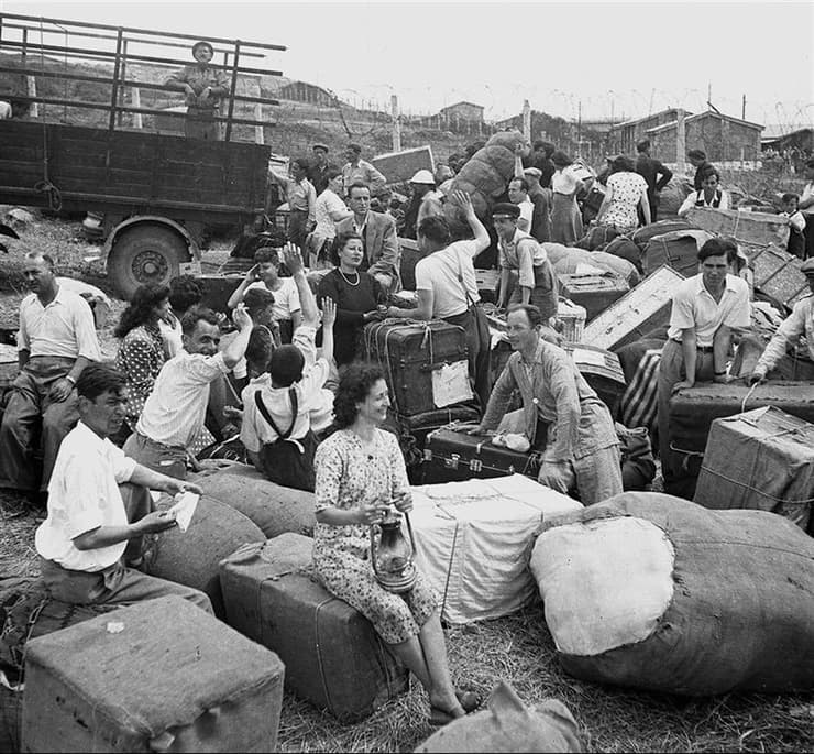 עולים חדשים מגיעים למחנה העולים שער עלייה ליד חיפה 1949