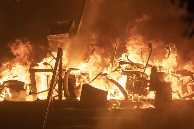 כיסאות עולים באש במהמות בהונג קונג