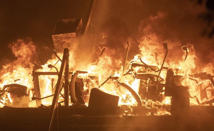 כיסאות עולים באש במהמות בהונג קונג