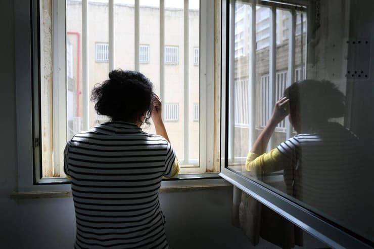 "אמא בקושי דיברה, רק בכתה. וכשאמרה שאבא יהרוג אותה, סבתא אמרה לה לסתום את הפה ולחזור אליו, הביתה" (צילום: אלכס קולומויסקי) אילוסטרציה נשים מוכות