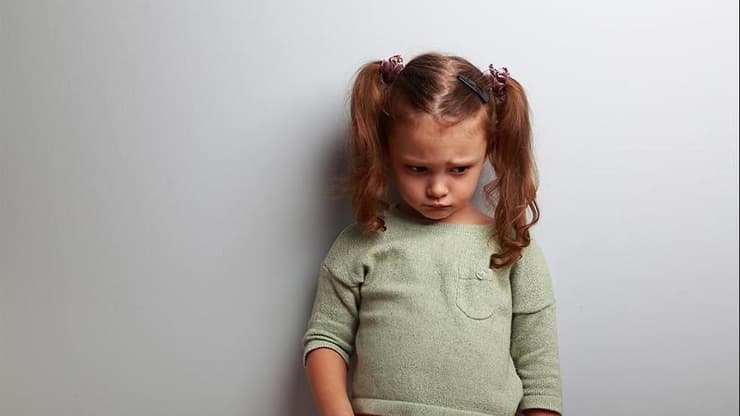 ילדה עצובה עם קוקיות 