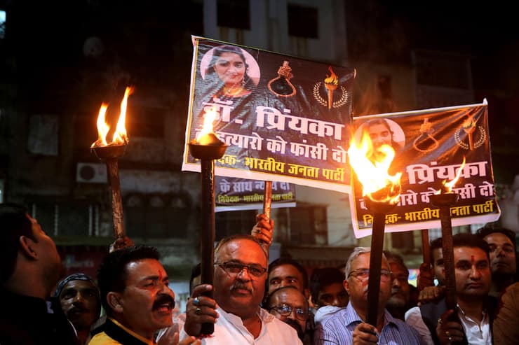 הודו אונס הפגנה בהופל רצח פריאנקה