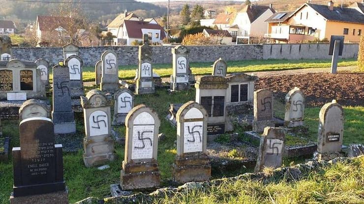צלבי קרס על קברים בבית עלמין יהודי בצרפת