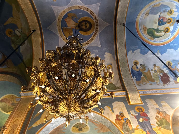 התקרה המצוירת והנברשות בכנסיית הבשורה היוונית-אורתודוכסית