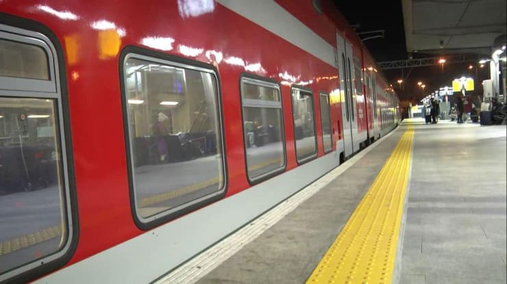 נוסעים מתרגשים לקראת הנסיעה הראשונה של הרכבת בקו תל אביב- ירושלים