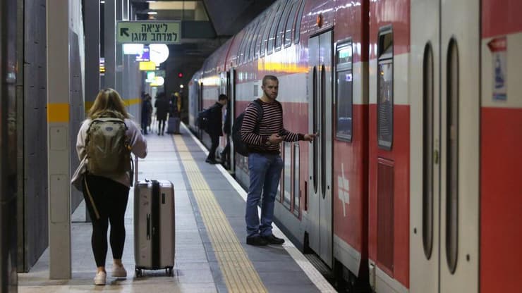 נוסעים מתרגשים לקראת הנסיעה הראשונה של הרכבת בקו ירושלים- תל אביב