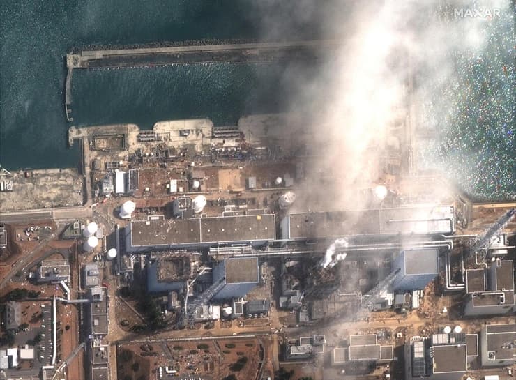 עשור ב תמונות לוויין תחנת הכוח הגרעינית פוקושימה דאיצ'י 2011 אחרי הפיצוץ ב 14 מרץ