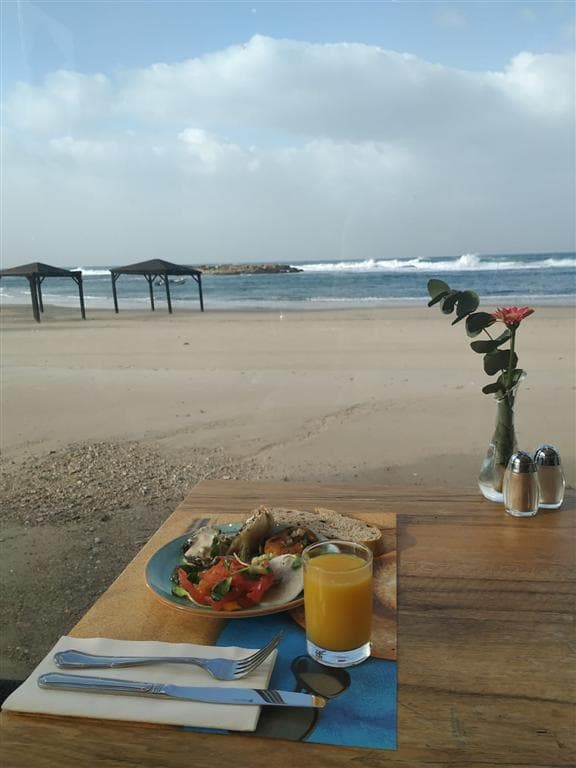 ארוחת הבוקר במסעדת החוף הסמוכה למלון    