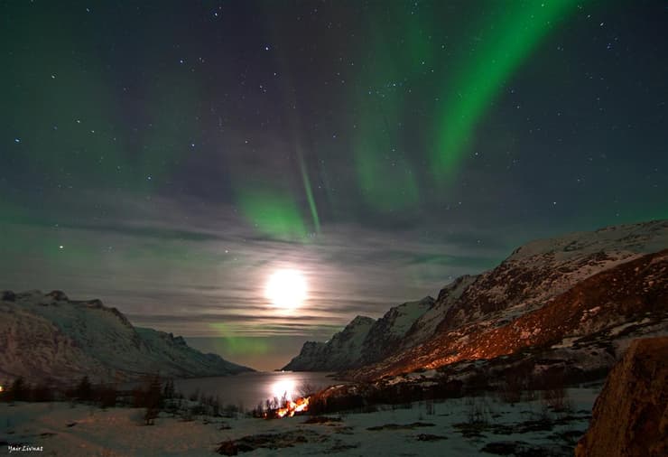 שקיעת הירח מעל פיורד Ersfjordbotn    
