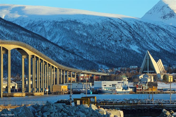 הכנסייה הארקטית וגשר הכניסה לטרומסה