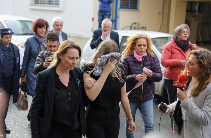 הפגנה מחוץ לבית המשפט ב קפריסין צעירה תיירת בריטית פרשת מין אונס