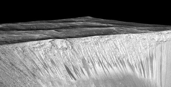 שיפועי ערוצים נשנים שצילם Mars Reconnaissance Orbiter במכתש גארני במאדים