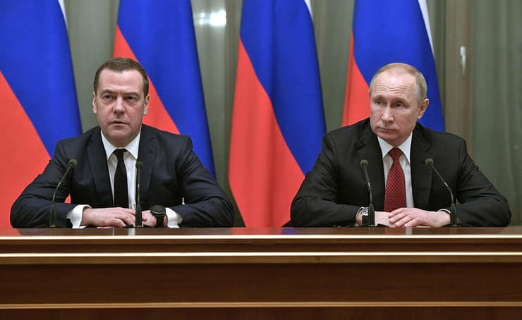 נשיא רוסיה ולדימיר פוטין עם ראש הממשלה דמיטרי מדבדב ב מוסקבה