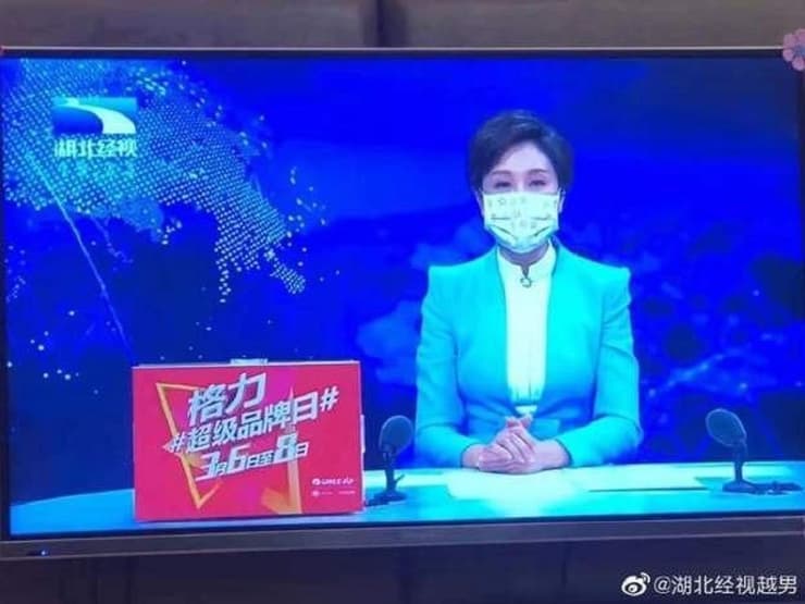 מגישת טלוויזיה מסין עם מסכה 