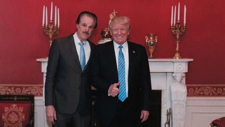 דולנד טראמפ ומייק אוונס