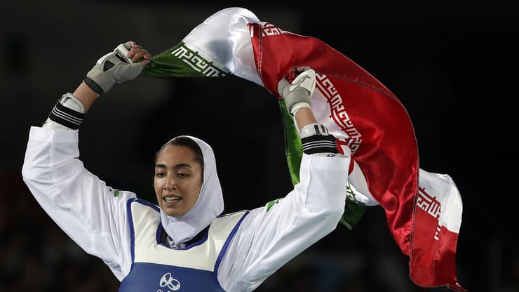 עליזאדה לאחר ניצחון עם דגל איראן