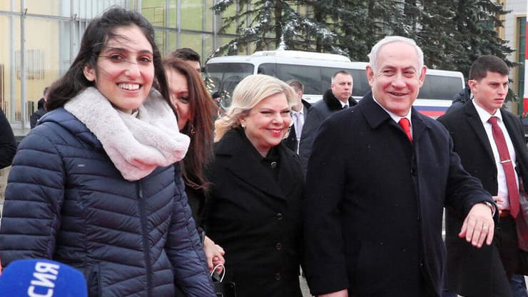 נעמה יששכר עולה על המטוס חזרה לישראל לאחר שחרורה מהכלא ברוסיה
