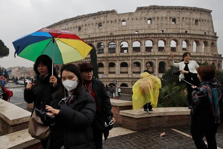 תיירים סינים מסכה פנים ב רומא איטליה נגיף וירוס קורונה סין