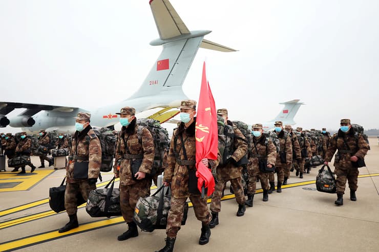 חיילים צבא סין מגיעים ל ווהאן עם ציוד רפואי 