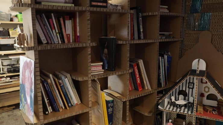 ספרייה מקרטון - והספרים עומדים