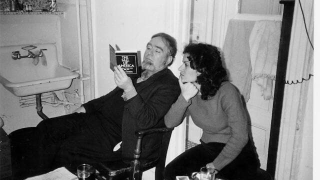 נתן זך ושרה אביטל בדירתו של המשורר אלן גינזברג בניו יורק, 1987