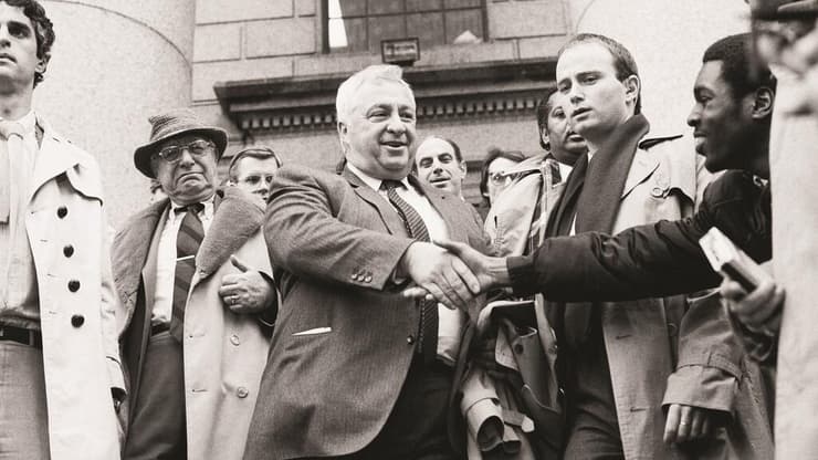 אריאל שרון מחוץ לבית המשפט בניו יורק 1985