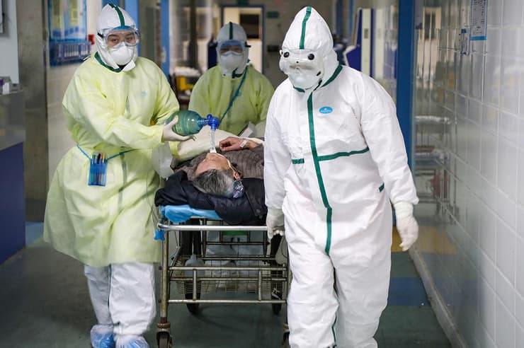רופאים עם מסכות מובילים חולה ל בידוד ב ווהאן סין נגיף קורונה