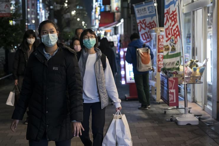 אנשים עם מסכות עושים קניות ב טוקיו יפן נגיף קורונה
