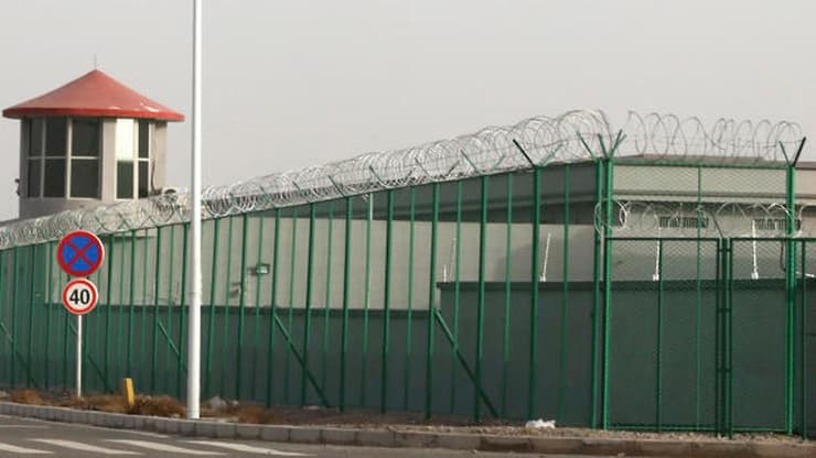 סין מעקב ו מעצר של מוסלמים בחבל שינג'יאנג