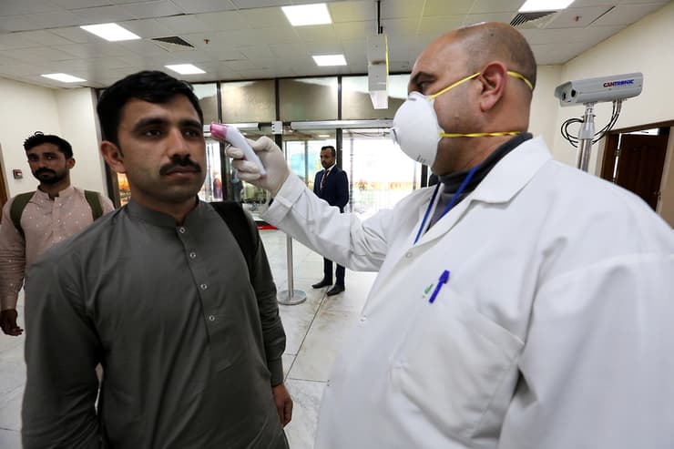 בדיקות לשבים מ איראן בנמל התעופה הבינלאומי ב בגדד עיראק חשש מ נגיף וירוס קורונה