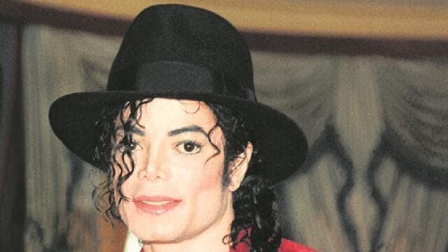 נופף למעריצים מהחלון. מייקל ג'קסון