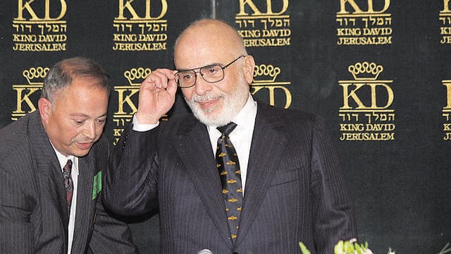 עמד בתור למזנון. המלך חוסיין במלון המלך דוד