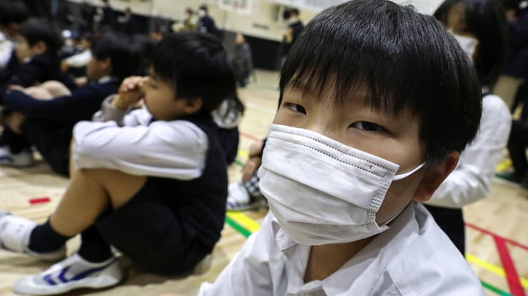 יפן טוקיו תלמידים קורונה מסכות מסכה
