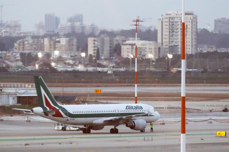 תיירים עולים על מטוס של אליטליה ב נתב"ג לאחר שסורבו כניסה לישראל 