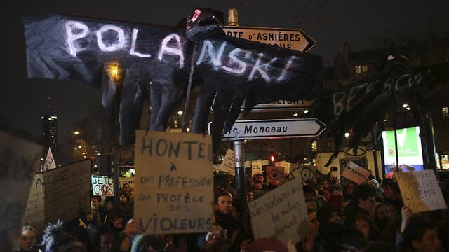 ''היום יש קו ברור בין מה שמותר ומה שלא''. הפגנה נגד רומן פולנסקי בפריז