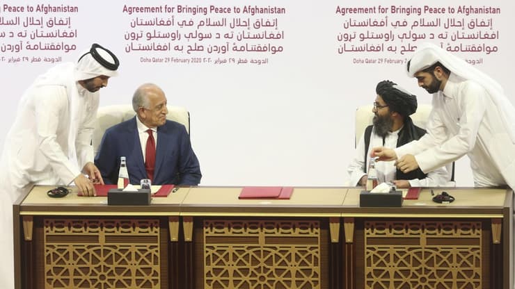 ארה"ב טליבאן הסכם שלום אפגניסטן מולה עבדול ראני ברדר מ טליבאן וזלמאי חלילזאד מ ארה"ב